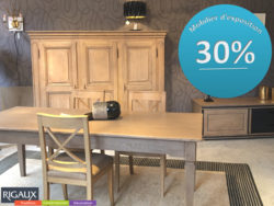 Salle &agrave; manger en ch&ecirc;ne massif. Table &agrave; allonge Directoire. Armoire Louis XIII &agrave; 3 Portes