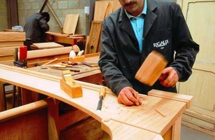 Ebéniste au travail