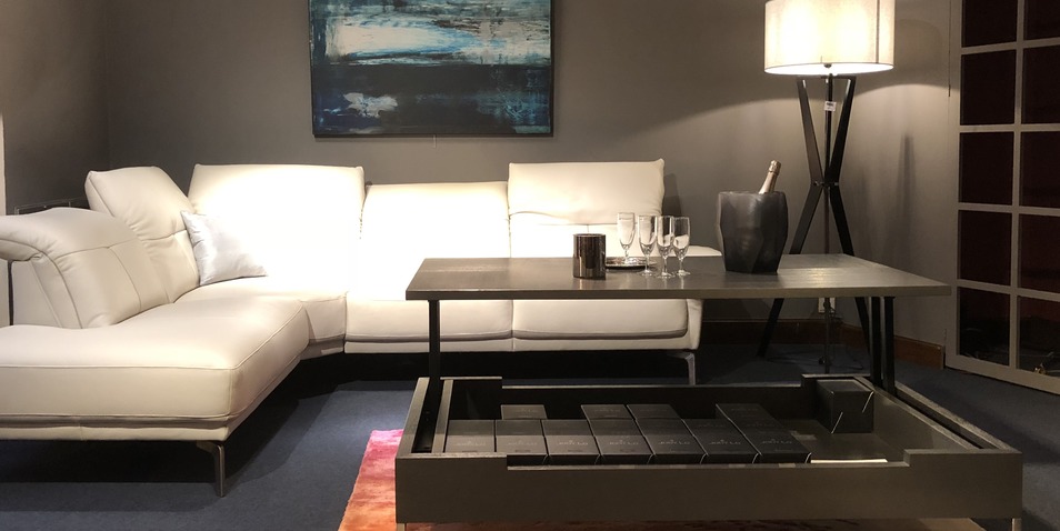 Table Mahonne et Canapé