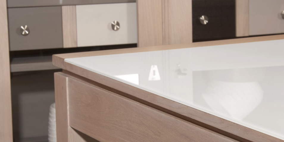 Détail table en verre de couleur